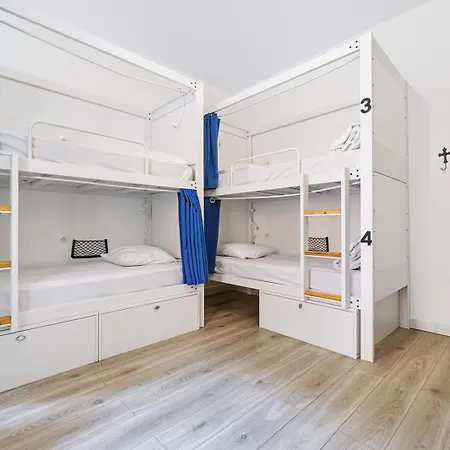 Hostal Le Couvent - *