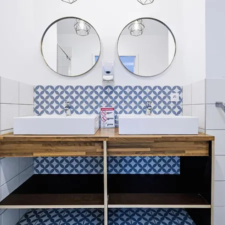 Hostal Le Couvent - *